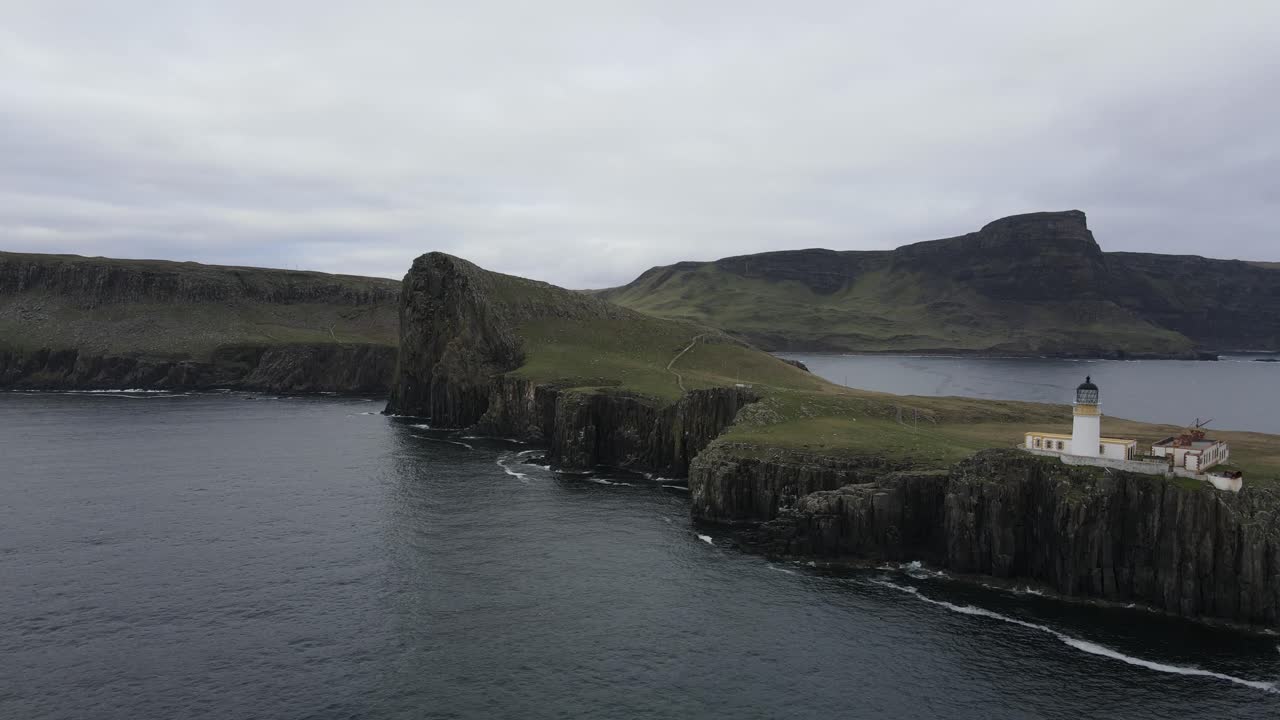 스코틀랜드 의 스카이 섬 서쪽 해안 에 있는 극적 인 봉우리 의 드론 시점: 니스트 포인트
