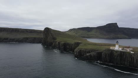 Punto-De-Vista-De-Un-Drone-Desde-Un-Espectacular-Promontorio-En-La-Costa-Occidental-De-La-Isla-De-Skye-En-Escocia:-Neist-Point