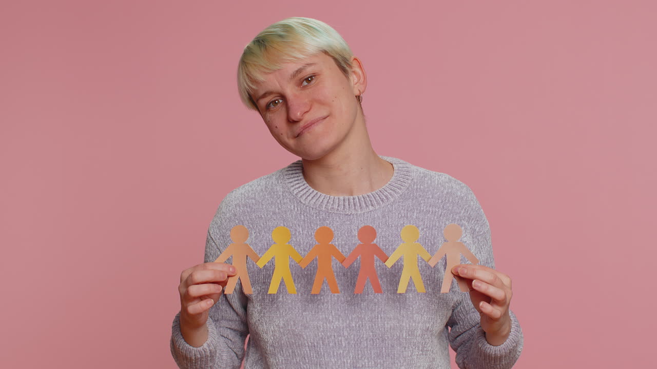 mujer mostrando multirracial diferente color de piel forma humana cortada de papel, contra el racismo, el amor