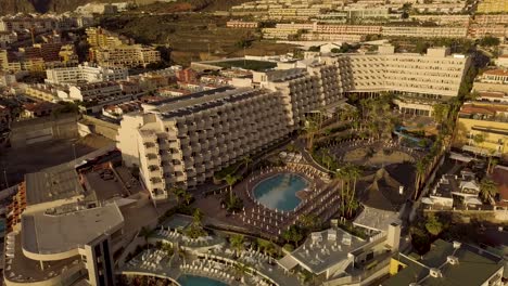 Drohnenflug-über-Einem-Malerischen-Hotel-Luxusresort-Mit-Swimmingpool-An-Der-Küste-Von-Teneriffa,-Kanarische-Inseln,-Spanien