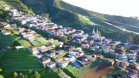 Vista-Aérea-Del-Hermoso-Paisaje-Rural-En-La-Ladera-De-La-Montaña