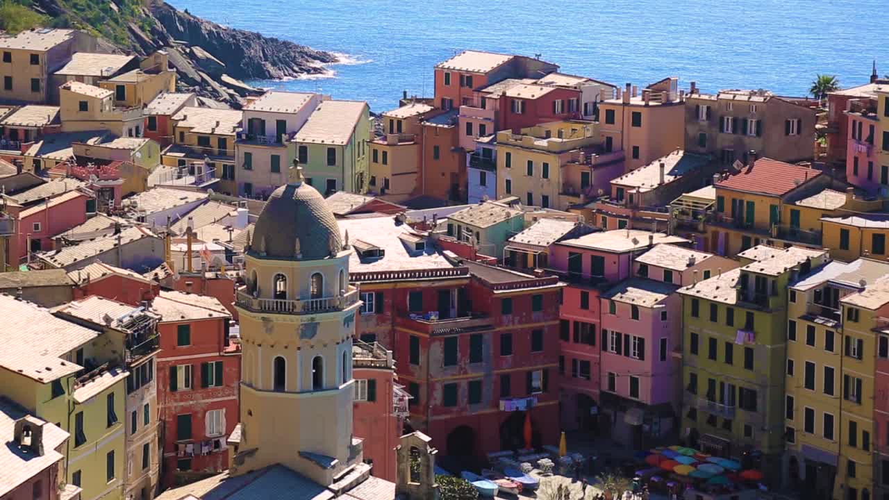 vernazza, cinque terre, liguria italy에서 화창한 여름날 화려한 집과 푸른 바다가 있는 vernazza가 내려다보이는 자세한 전망