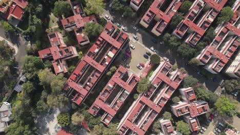 Perspectiva-Aérea-Que-Muestra-Complejos-De-Viviendas-En-El-Sur-De-La-Ciudad-De-México,-Cerca-De-La-Universidad-Copilco-En-Coyoacán.