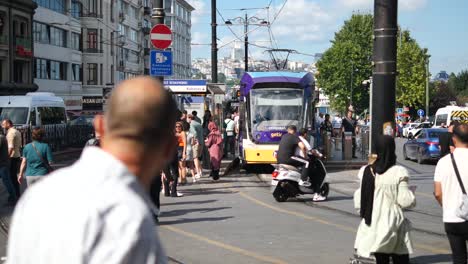 parada de tranvía en la ciudad de estambul, turquía