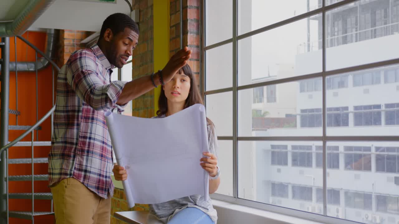 gente de negocios trabajando juntos en un plano en una oficina moderna 4k