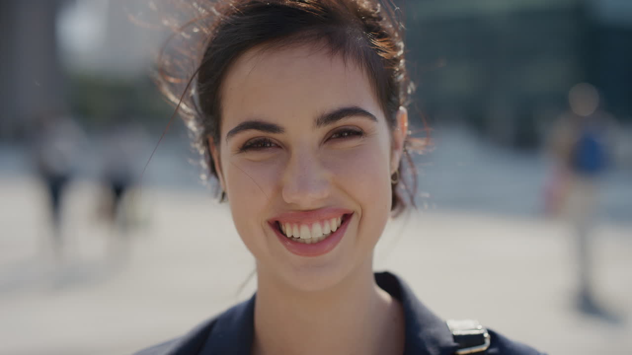 retrato hermosa joven mujer de negocios pasante sonriendo disfrutando del estilo de vida urbano profesional en la ciudad cámara lenta belleza femenina