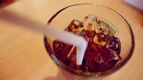 El-Hormigueo-De-Coca-cola-En-Un-Vaso-Frío-Sobre-La-Mesa-En-El-Restaurante