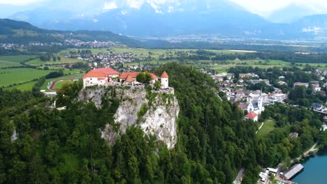 Slowenien-Wunderschöne-Natur---Ferienort-Bleder-See.