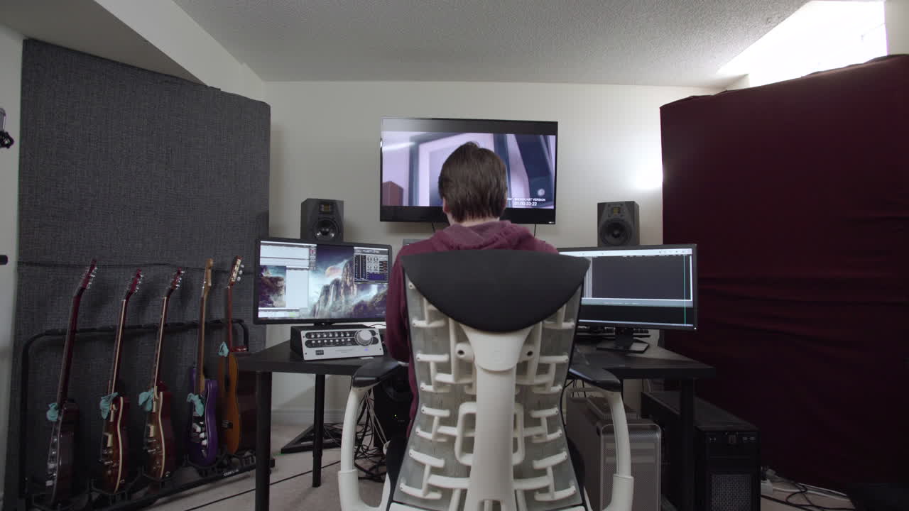 slow dolly en un mezclador de sonido trabajando en su estudio en casa en un proyecto