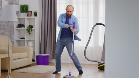 hombre gracioso limpiando el apartamento.