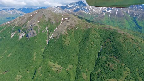 vuelo en avioneta sobre una remota montaña en la cordillera talkeetna de alaska, al este de la ciudad de palmer.