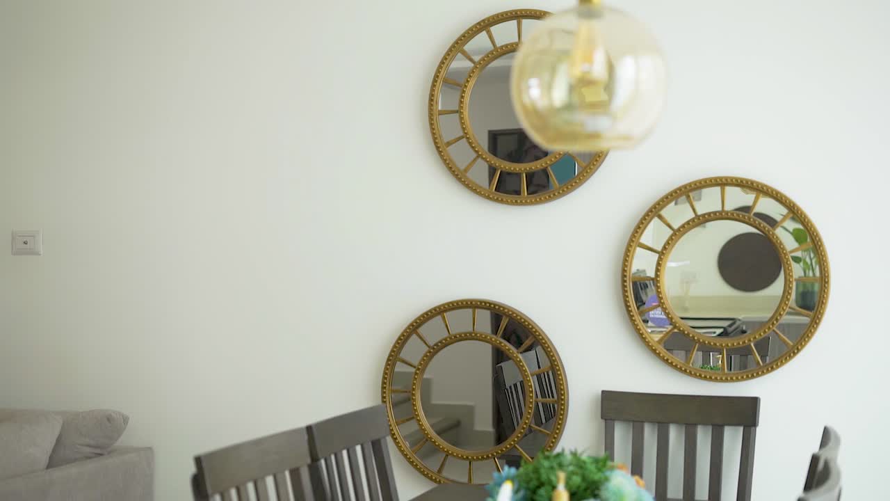 sala da pranzo con tavolo, sedie e specchi