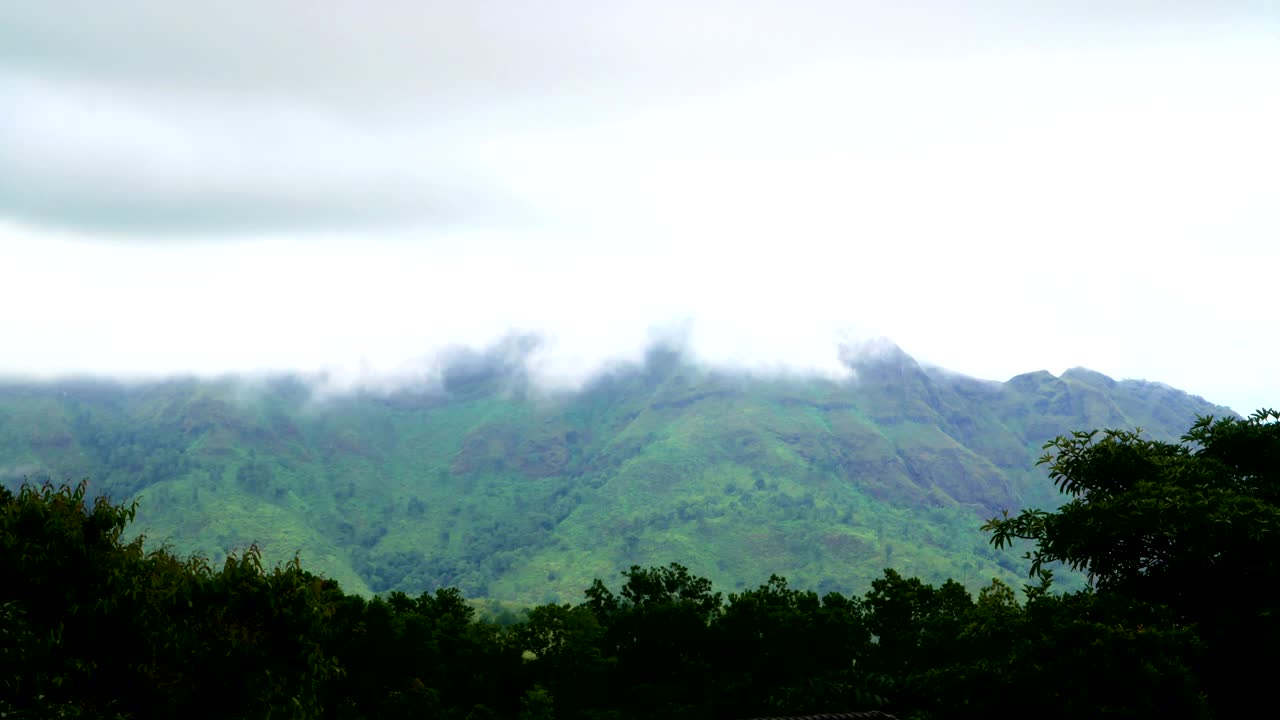 산악 지대 위에 천천히 움직이는 구름. 시간 지연