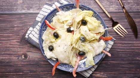 una deliciosa ensalada cremosa con lechuga, aceitunas y verduras