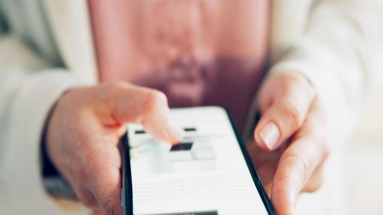 sitio web, pantalla de teléfono y manos