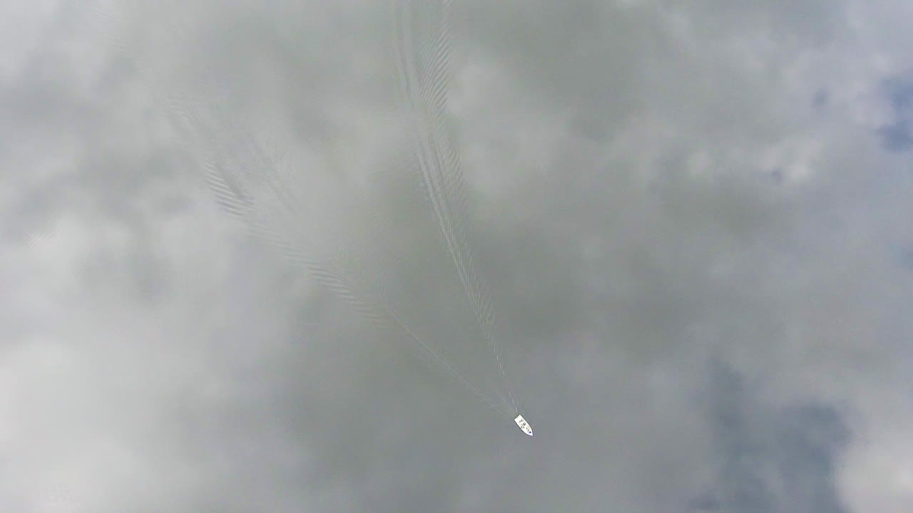 새벽까지 핀란드의 작은 어선을 천천히 드러내는 드론