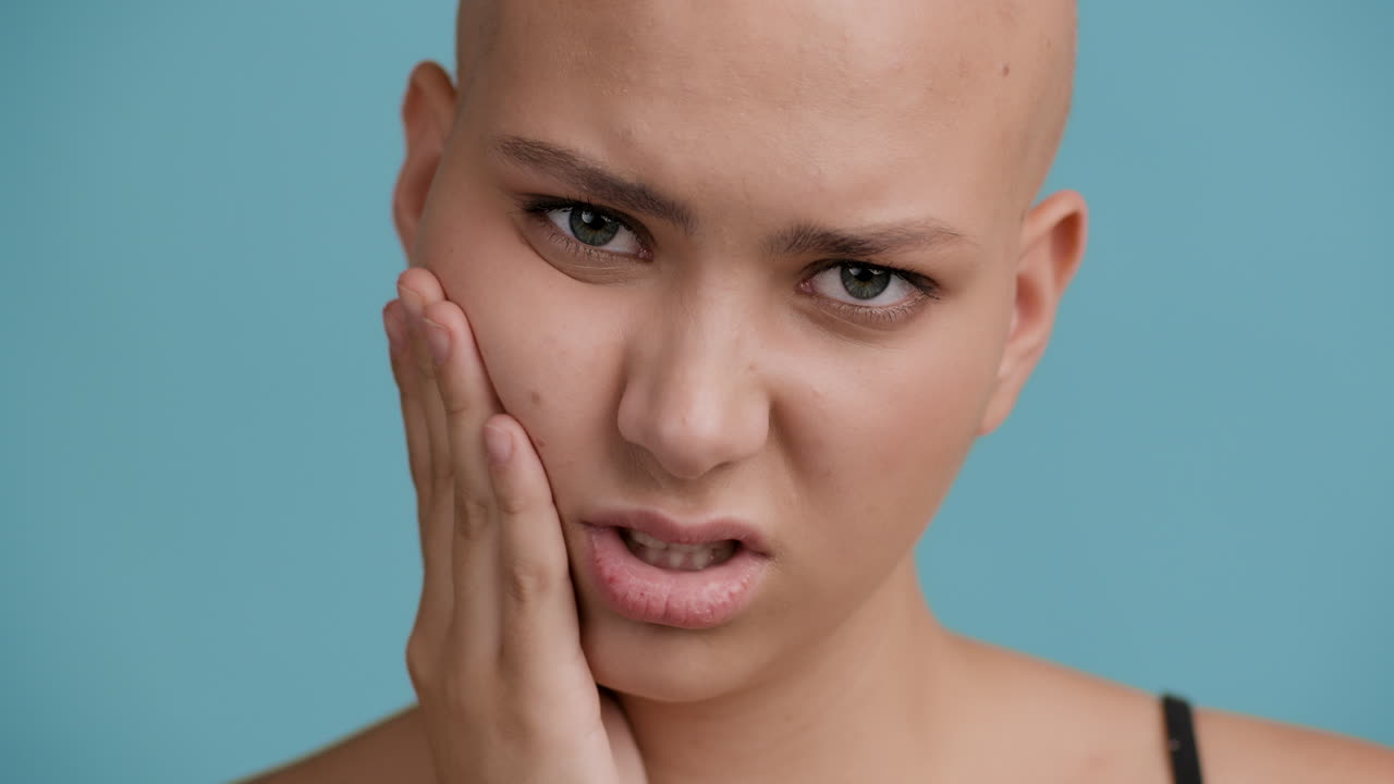 mujer con dolor facial