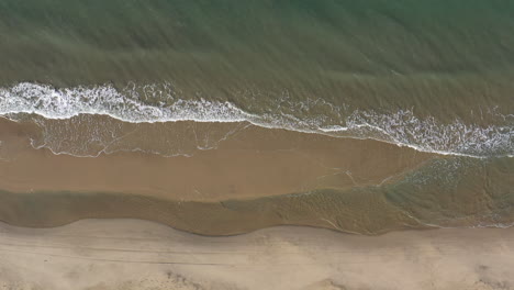 Orilla-Playa-Espiguette-Ondas-Antena-Disparo-De-Arriba-Hacia-Abajo-Francia-Día-Soleado-Arena