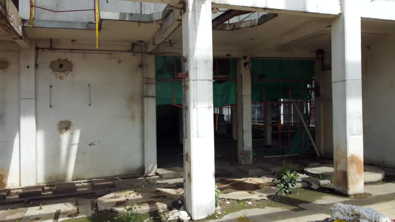 무너진 천장과 휘어진 금속 을 보여주는