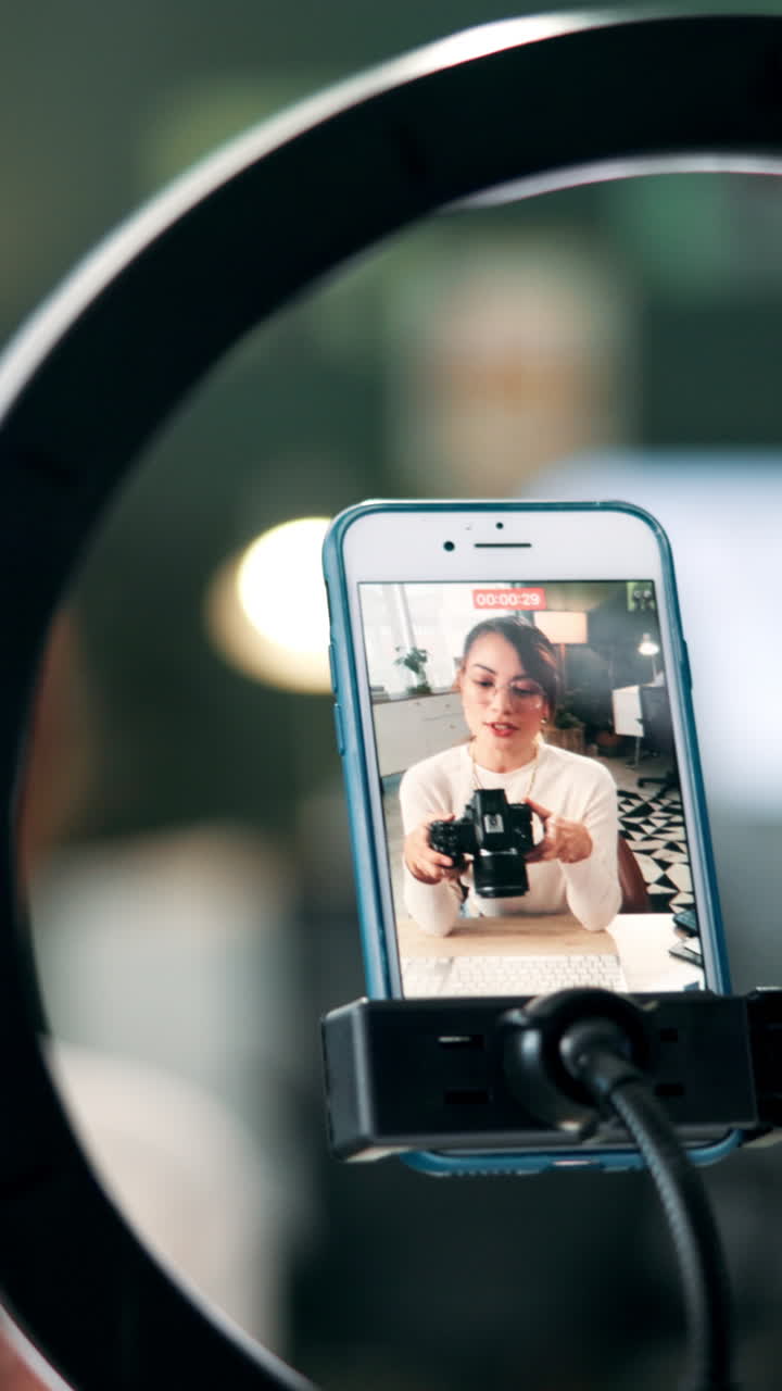 Donna che realizza un vlog con il telefono su un tutorial per fotocamera