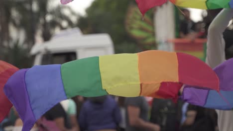 bandera del orgullo en marcha del desfile del orgullo lgbt en buenos aires, argentina