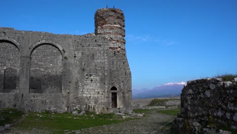 callejones tranquilos a través de paredes de piedra de edificios antiguos dentro del castillo de rozafa en albania