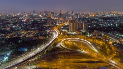 4k time lapse o hyper lapse: red de vista aérea o intersección de carreteras y paisajes urbanos de fondo para el concepto de transporte o distribución.