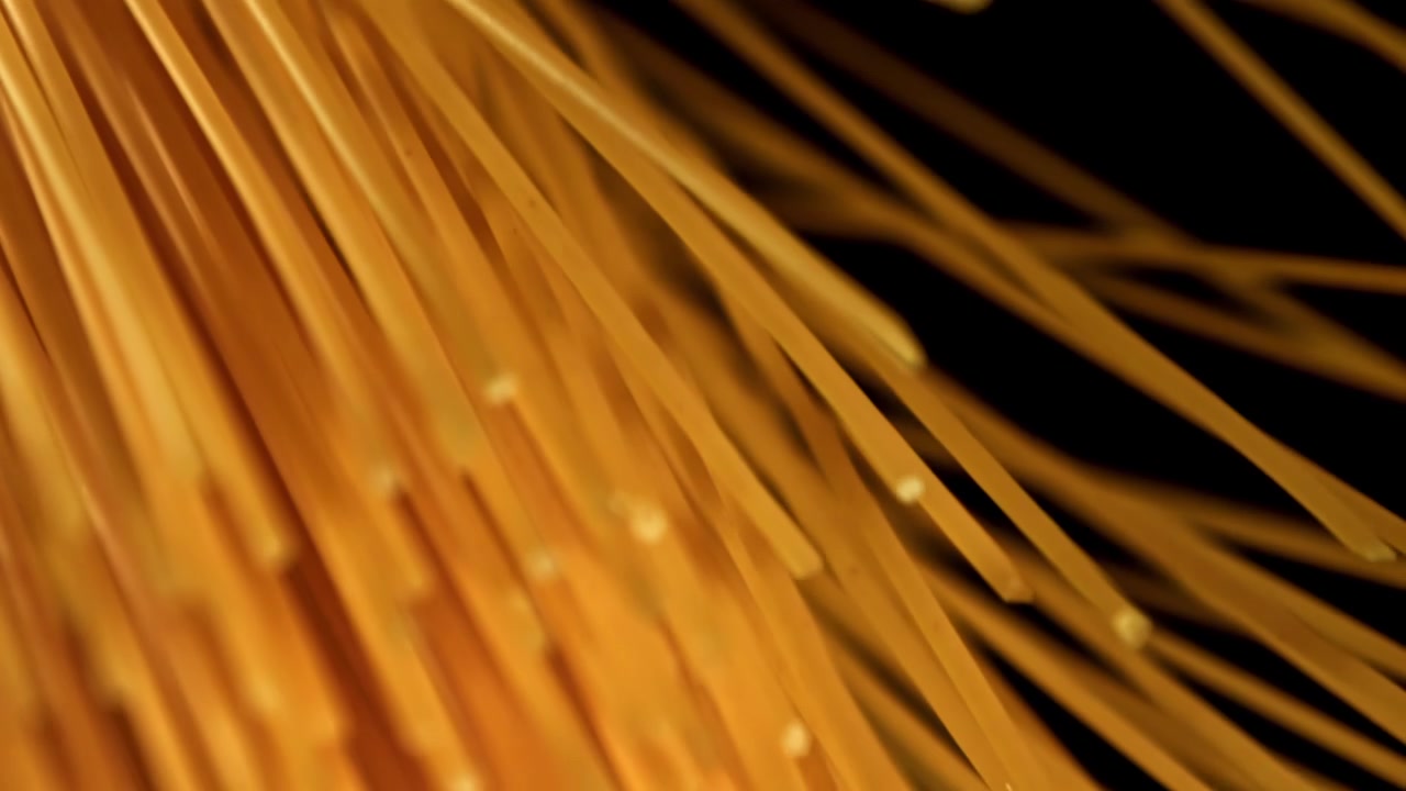 Spaghetti dorati che cadono al rallentatore