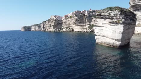 Fliegen-In-Richtung-Der-Stadt-Bonifacio,-Die-Auf-Klippen-Steht