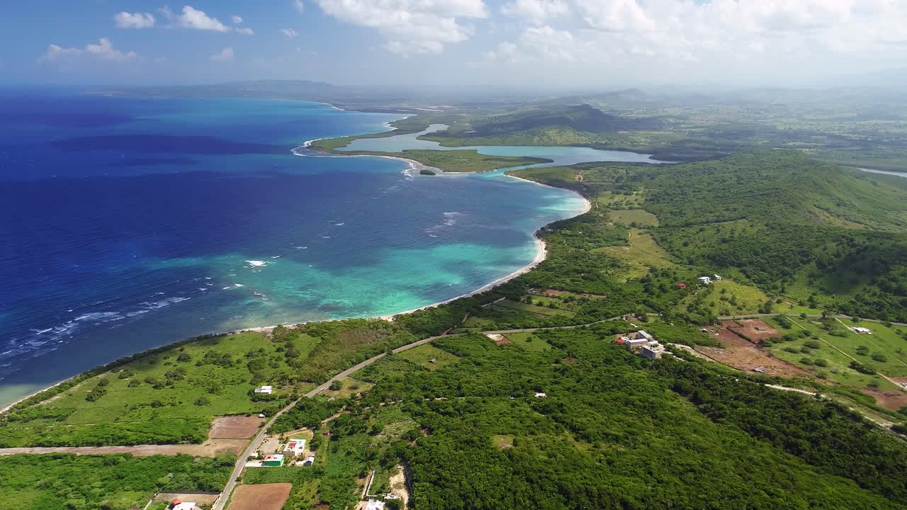 Filmagem aérea de drone do Santuário de Mamíferos Marinhos Estero Hondo, a oeste da província de Puerto Plata.