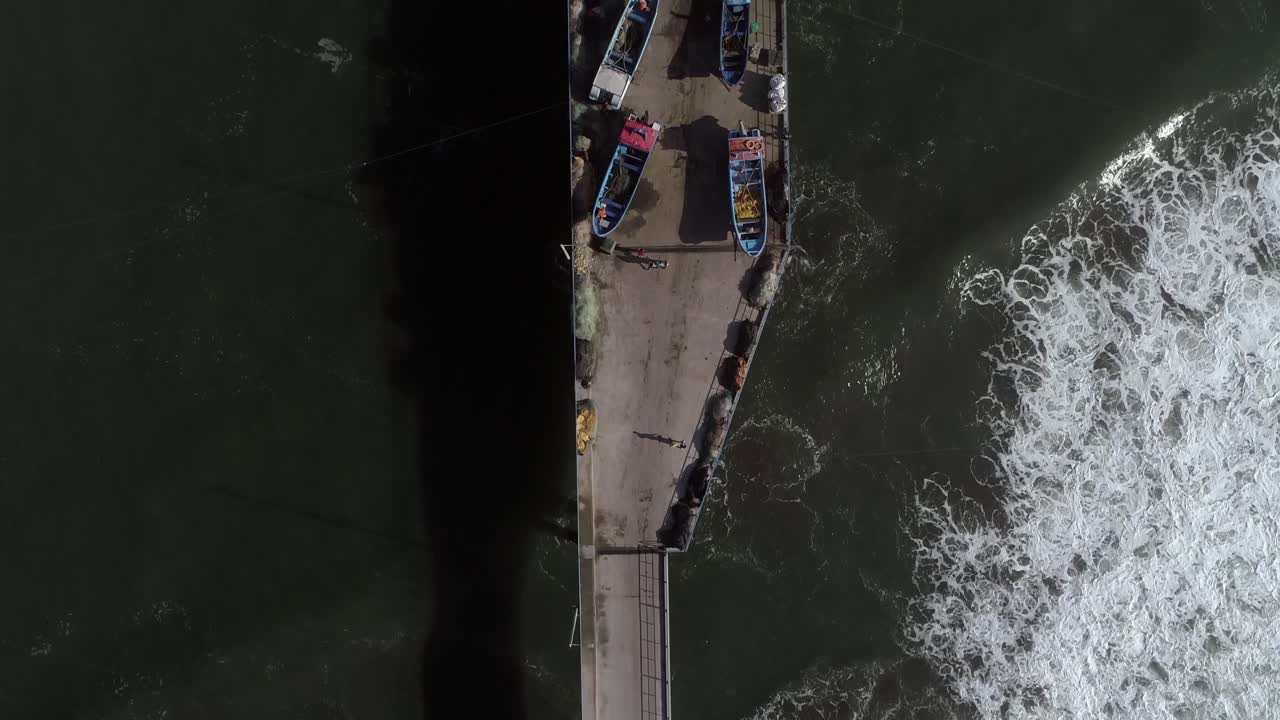 vista superior de la gente caminando por el muelle a través de barcos y restaurantes