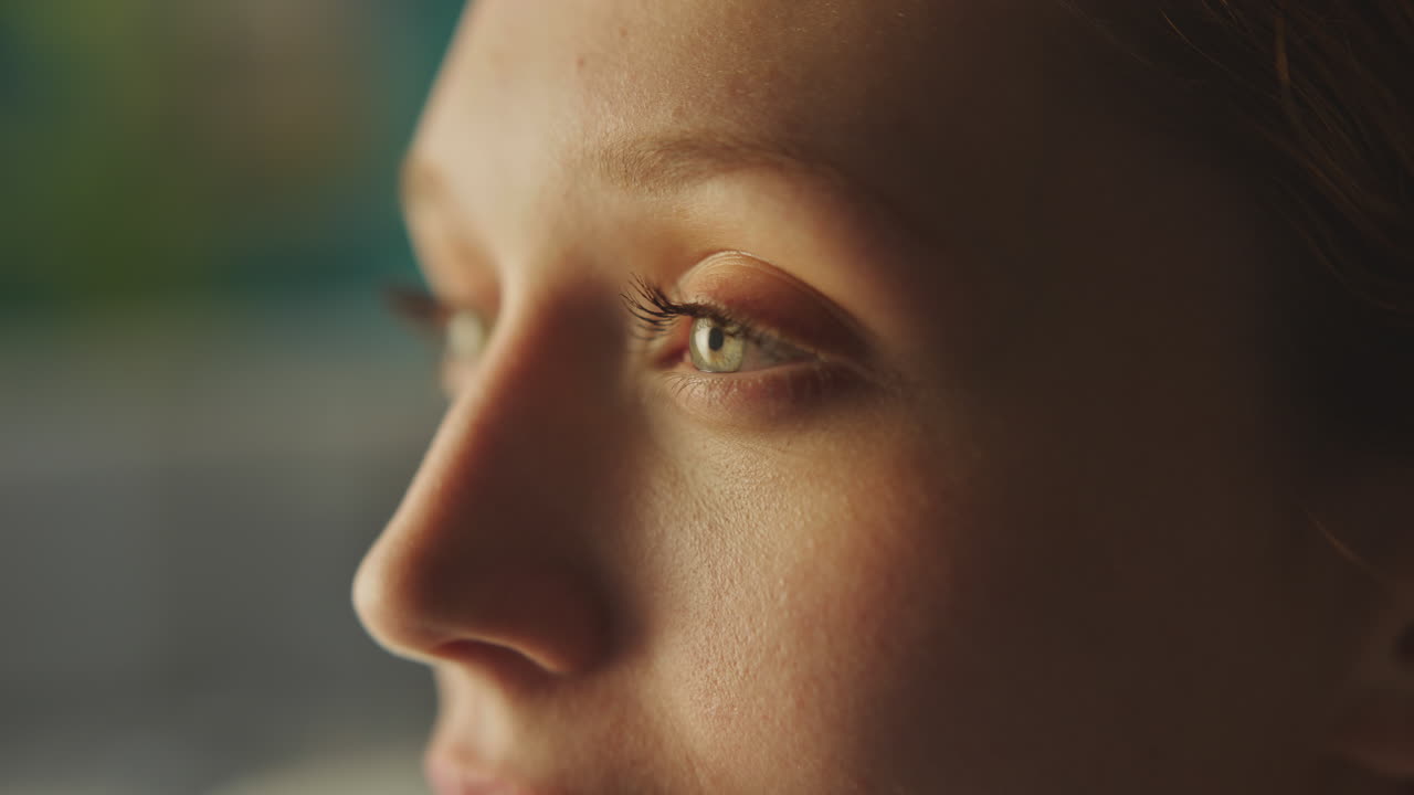 저녁 메이크업 한 여자