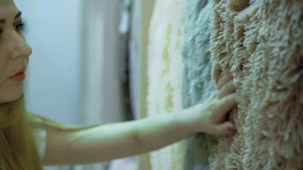 una joven hermosa elige una tela