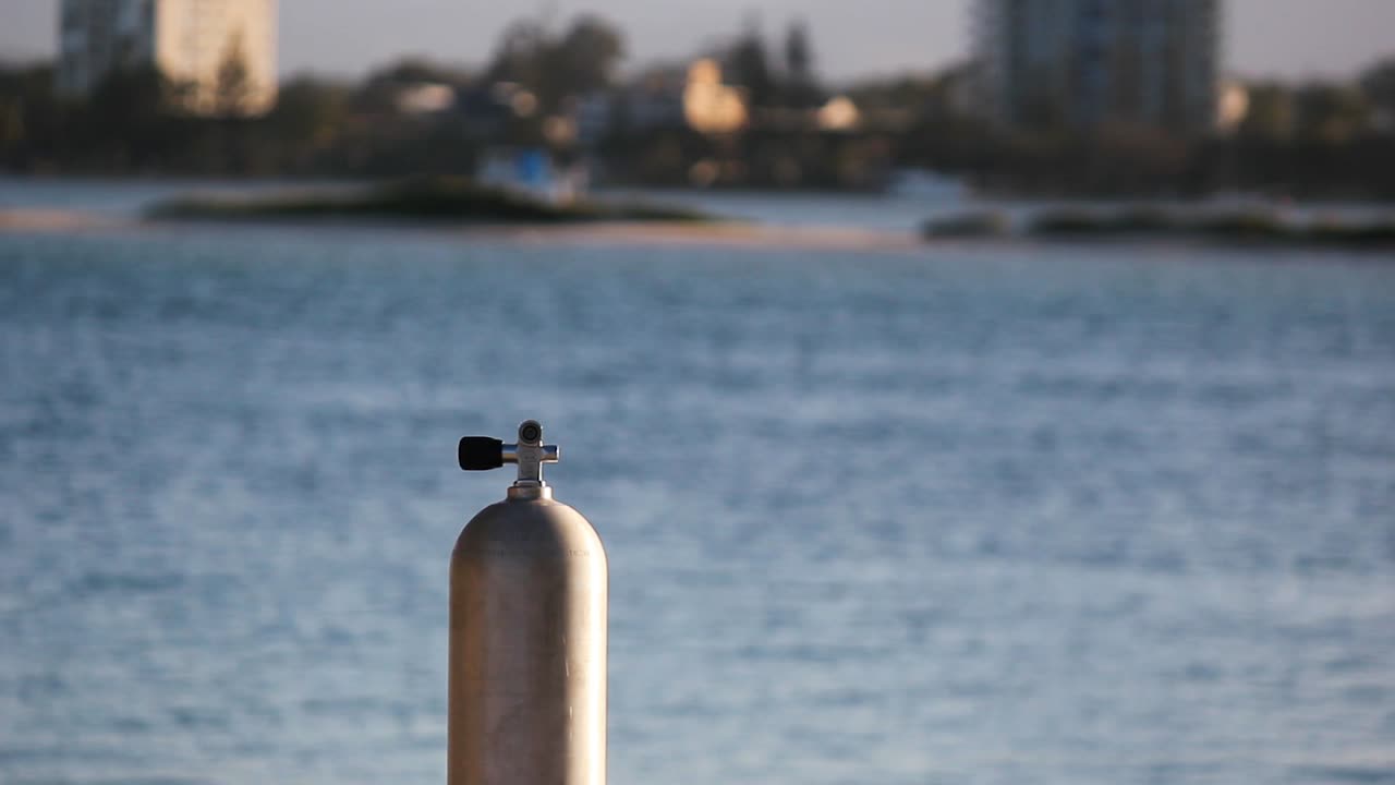 스쿠버 다이빙 장비를 설치하는 사람