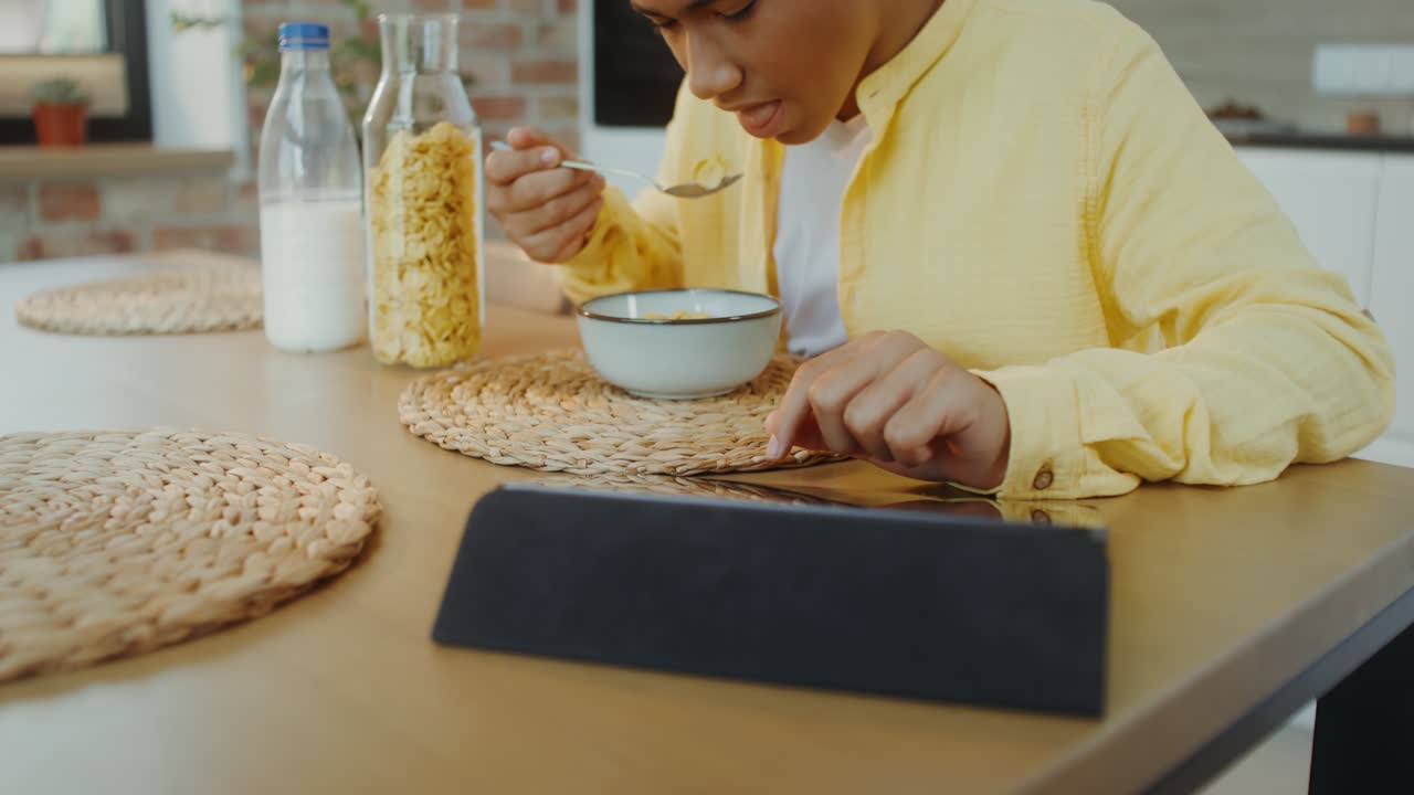 집에서 아침 식사를 하는 십대