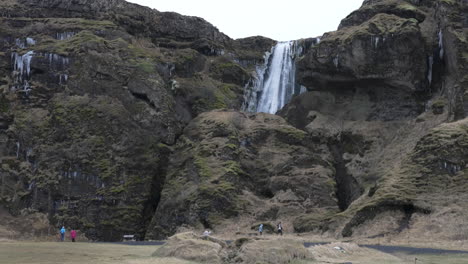 Gljufrabui-wasserfall-In-Island-Mit-Touristen-Herum