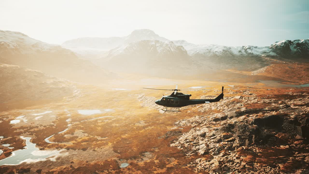 cámara lenta helicóptero de la época de la guerra de vietnam en las montañas