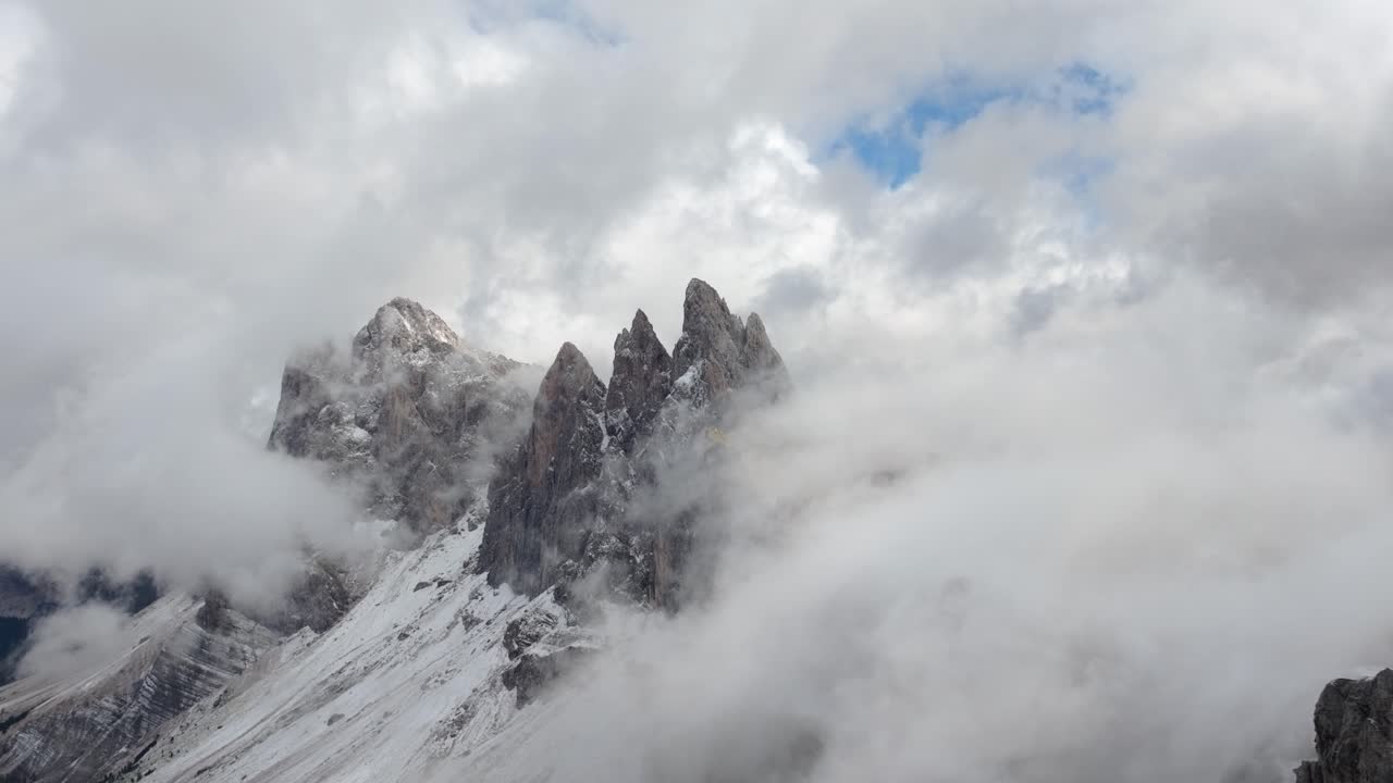 Picos de montanhas nas nuvens