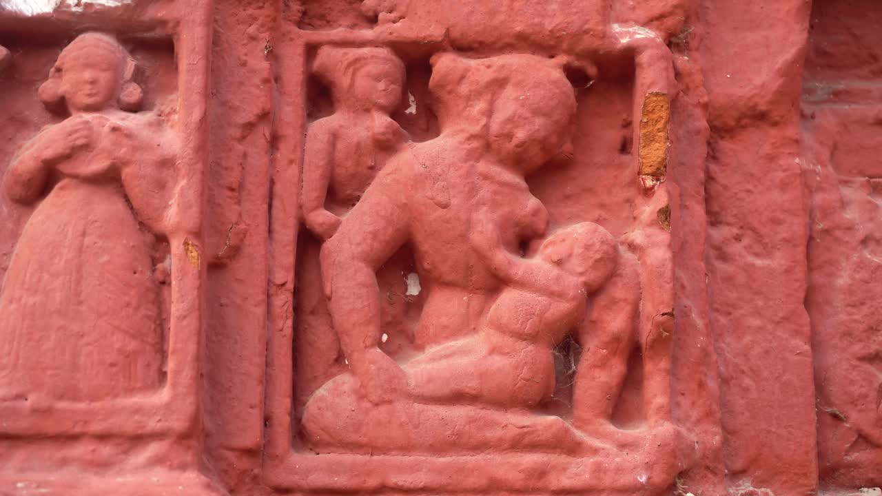 The red brick architecture is evident on the outer walls of this temple which the social system, culture and civilization of that time blossomed.Currently, the paintings are almost destroyed.