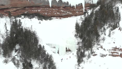 escalada en hielo en una bonita formación desde la vista de un dron
