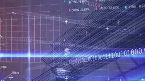 Animación-De-Procesamiento-De-Datos-Estadísticos-Y-Bursátiles,-Senderos-De-Luz-Azul-Sobre-La-Vista-De-Un-Edificio-Alto