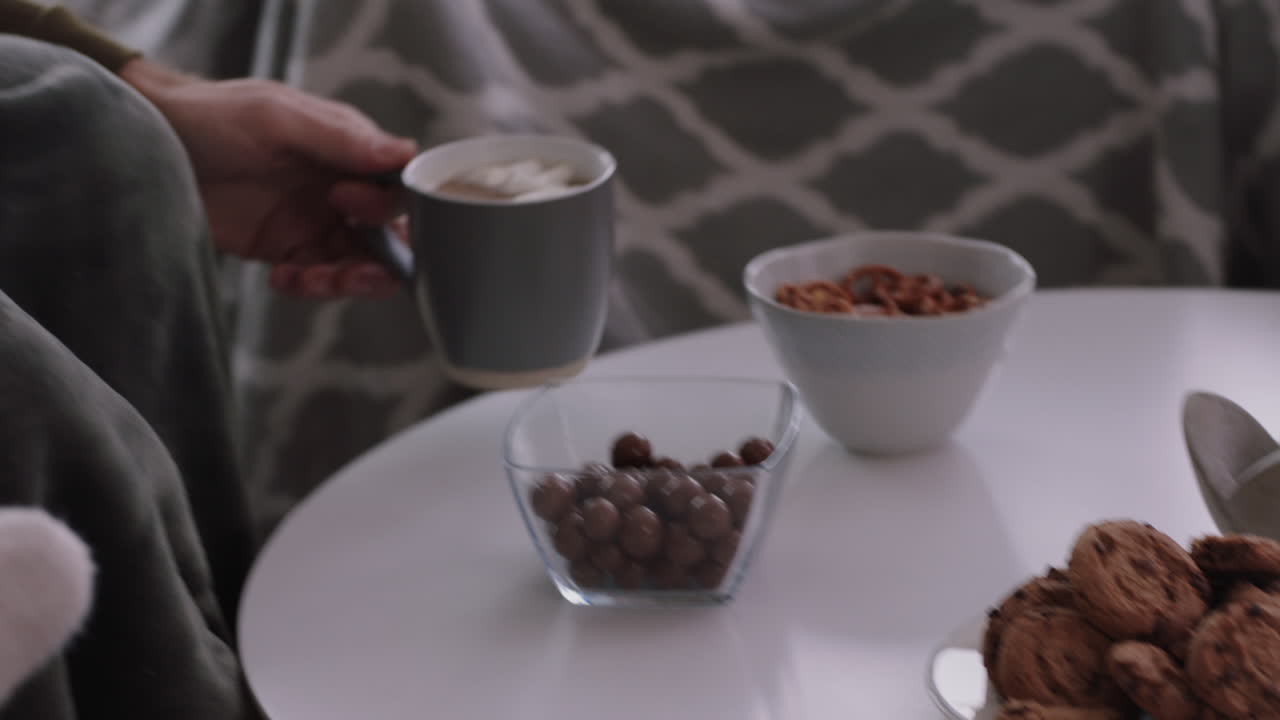 함께 커피를 마시는 친구들, 집에서 휴식을 취하다, 대화를 나누며 주말을 즐기다