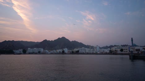 Amanecer-En-La-Cornisa-De-Mutrah-Con-Mar-En-Calma-Y-Nubes-Coloridas