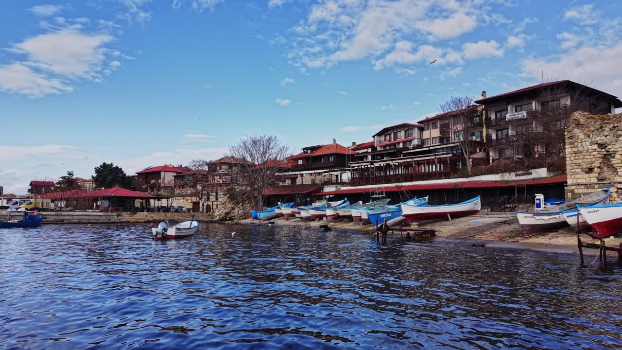 Güneşli bir günde Bulgaristan, Nesebar'da kıyıya sıralanmış tekneler