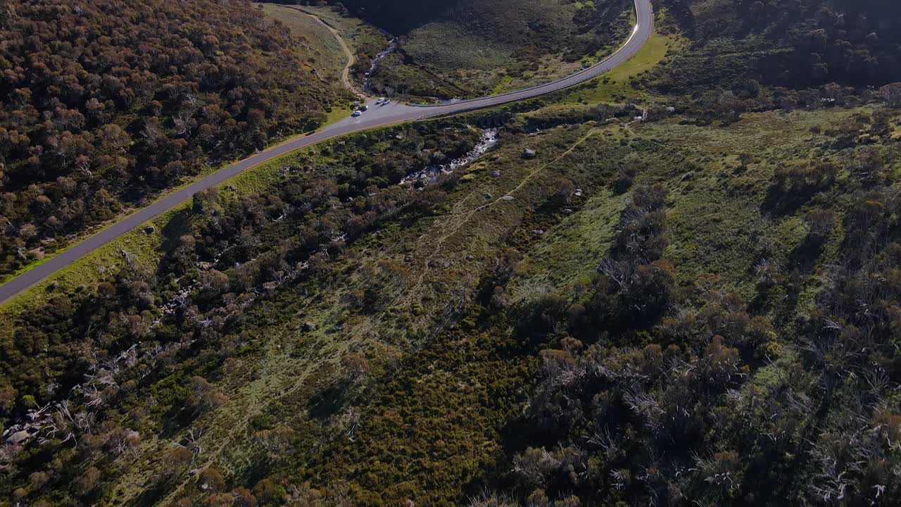 la carretera kosciuszko en las montañas nevadas de nueva gales del sur, australia
