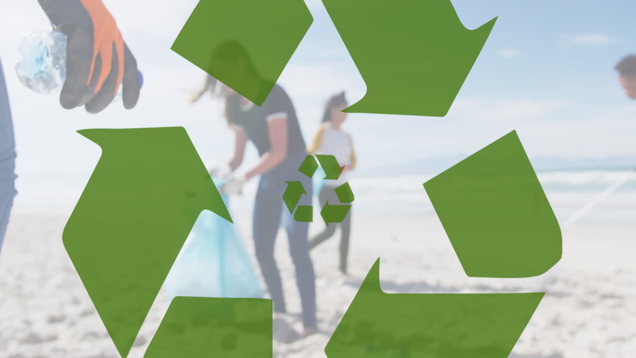 анимация иконы переработки над добровольцами, очищающими пляж