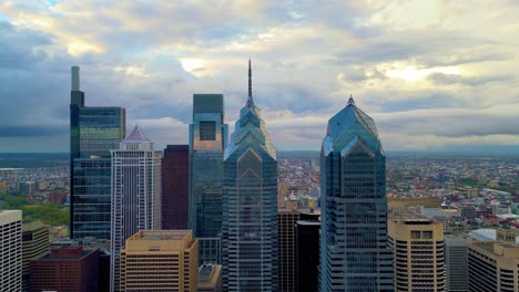 Panorama-Aéreo-Del-Centro-De-Filadelfia,-Reflejos-Del-Atardecer