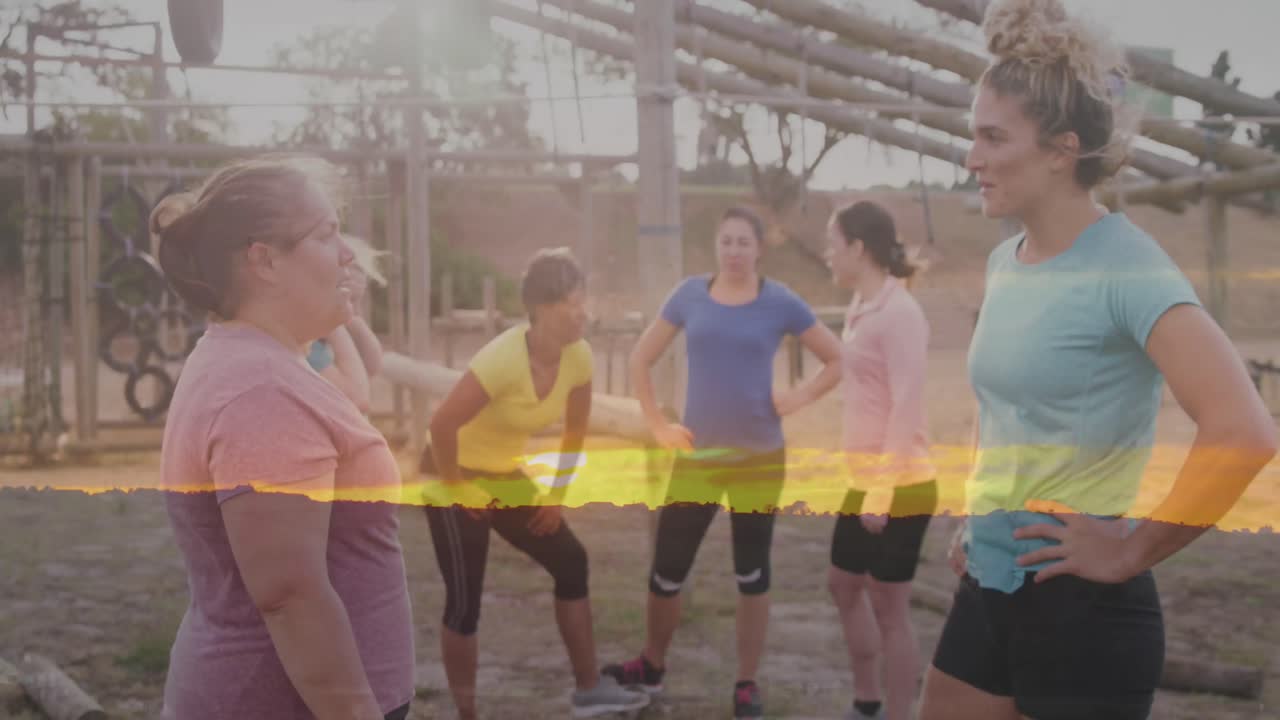 animación de la puesta de sol sobre mujeres diversas en una carrera de obstáculos hablando.