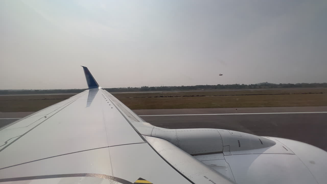 vista del ala del avión durante el rodaje en la pista del aeropuerto