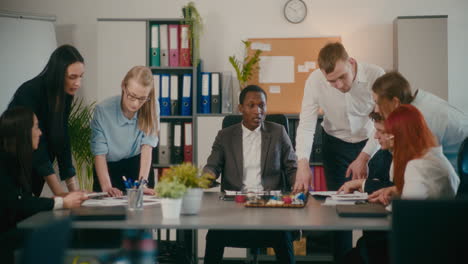 Manager-Am-Telefon,-Während-Mitarbeiter-Im-Büro-Diskutieren.